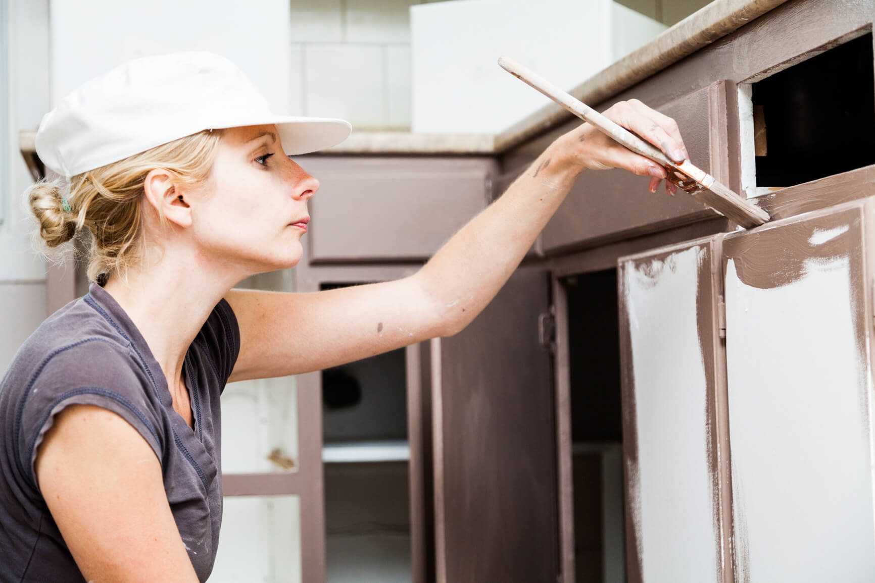 Как перекрасить фасады кухни своими руками: выбор состава, способы его нанесения Как защитить покрытие Как состарить фасад