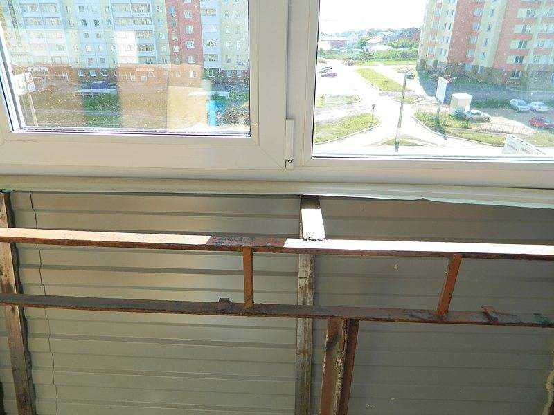 Подоконник на балконе на окно. Подоконник на лоджии. Крепление подоконника на лоджии. Подоконник на балконе пластиковый. Подоконник на балконную раму.