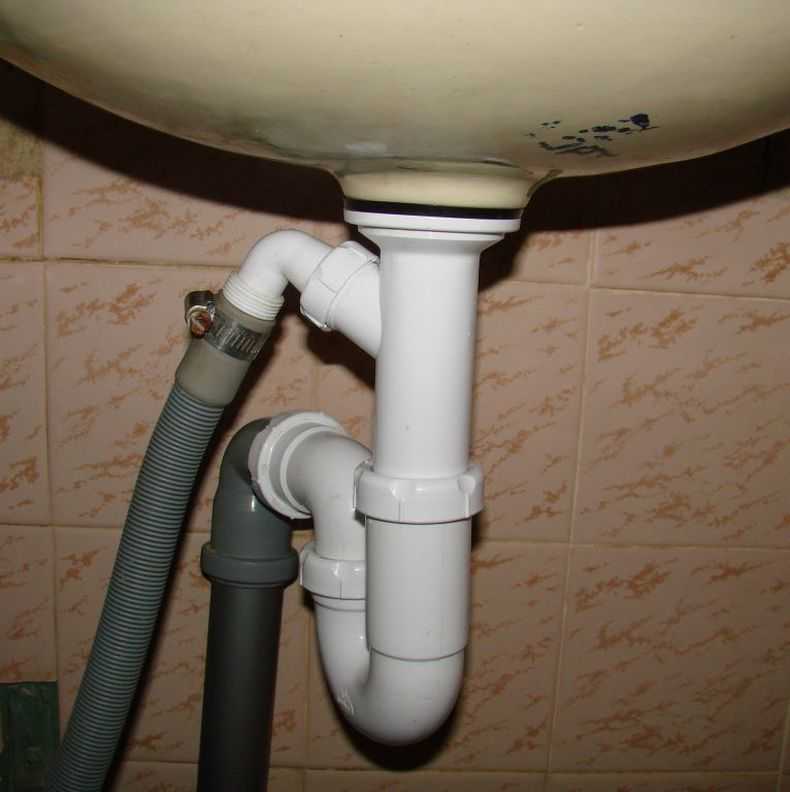 Запах канализации в квартире или в ванной: причины появления и способы устранения - строительство и ремонт