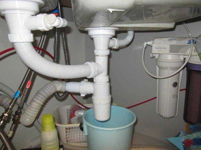 Сантехническая система предполагает наличие сифона, который устанавливается под раковиной или ванной Элемент выполняет одну из важных функций – предотвращает проникновение канализационных газов в помещение