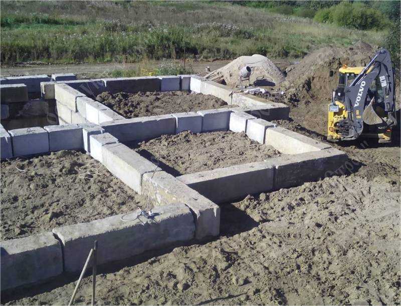 Для того чтобы снизить нагрузку на почву, передаваемую от стен строения посредством фундамента, были разработаны и с успехом применяются фундаментные блоки ФЛ, или их еще называют подушки Они имеют характерное расширение основания, благодаря чему увеличив