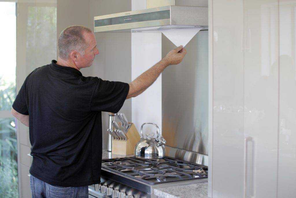 Как делать ремонт кухонной вытяжки: замена запчастей. советы по ремонту вытяжки на кухне: обзор основных неисправностей