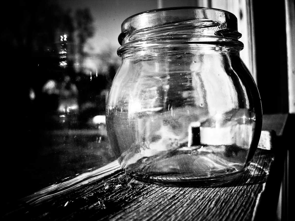 Пустая бутылка на столе – примета с историей