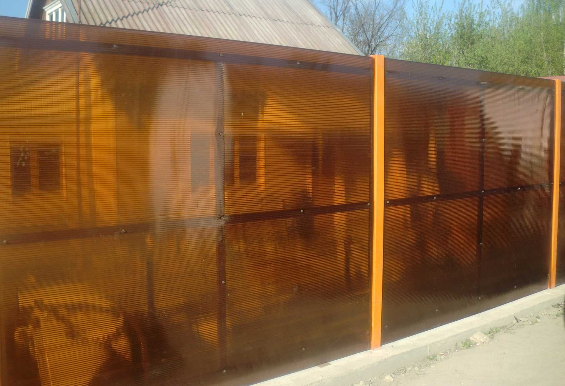 Забор из поликарбоната своими руками - как сделать на металлическом каркасе, деревянном