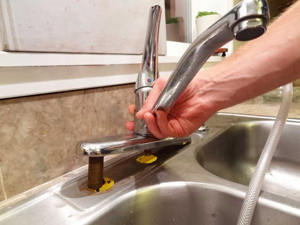 Как поменять смеситель на кухне и в ванной своими руками