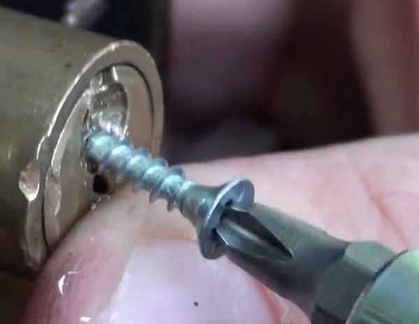 Как вытащить сломанный ключ из личинки замка