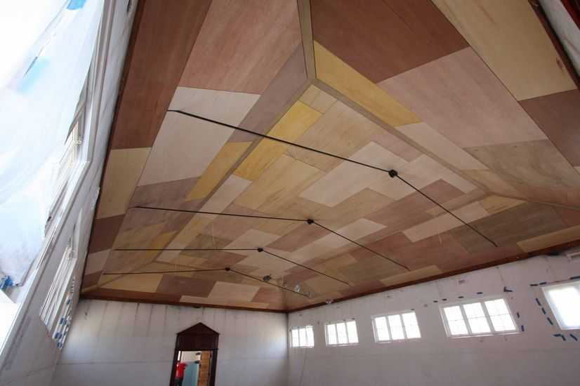 Отделка потолка из фанеры в деревянном доме: монтаж и фото