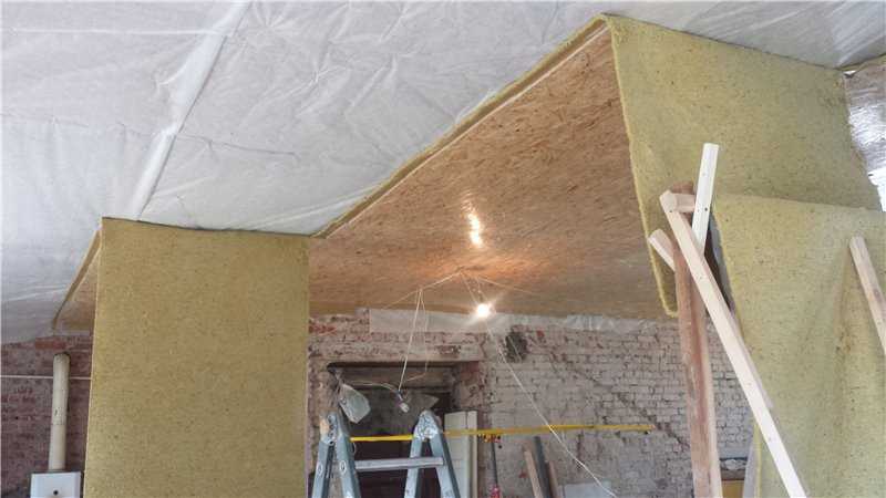 Монтаж чернового потолка из осб плит и отделка по деревянным балкам