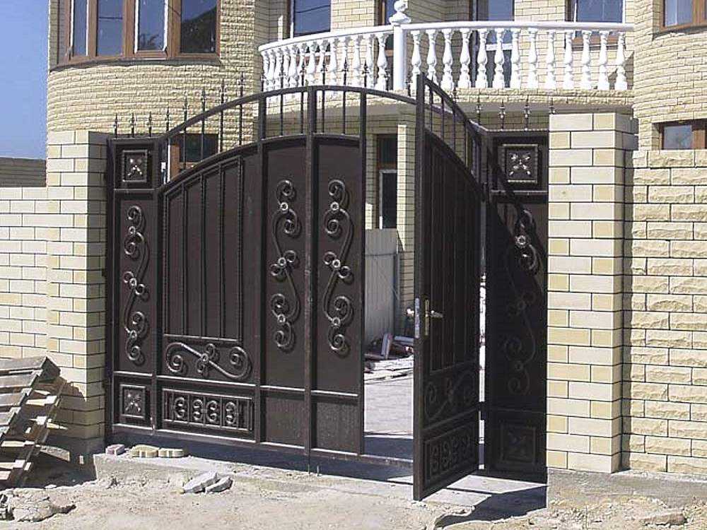 Ворота с калиткой - 110 фото красивого дизайна и советы по выбору материалов
