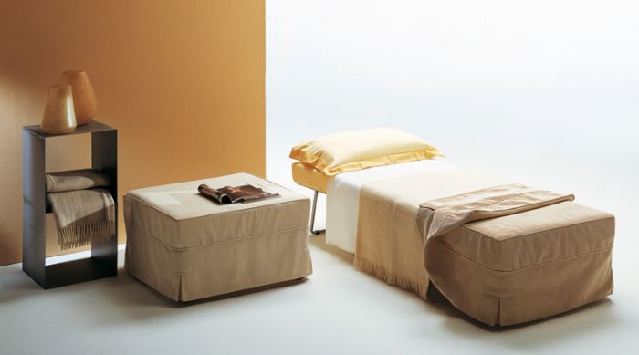 Выбираем диван для маленькой комнаты: модели, их плюсы и минусы