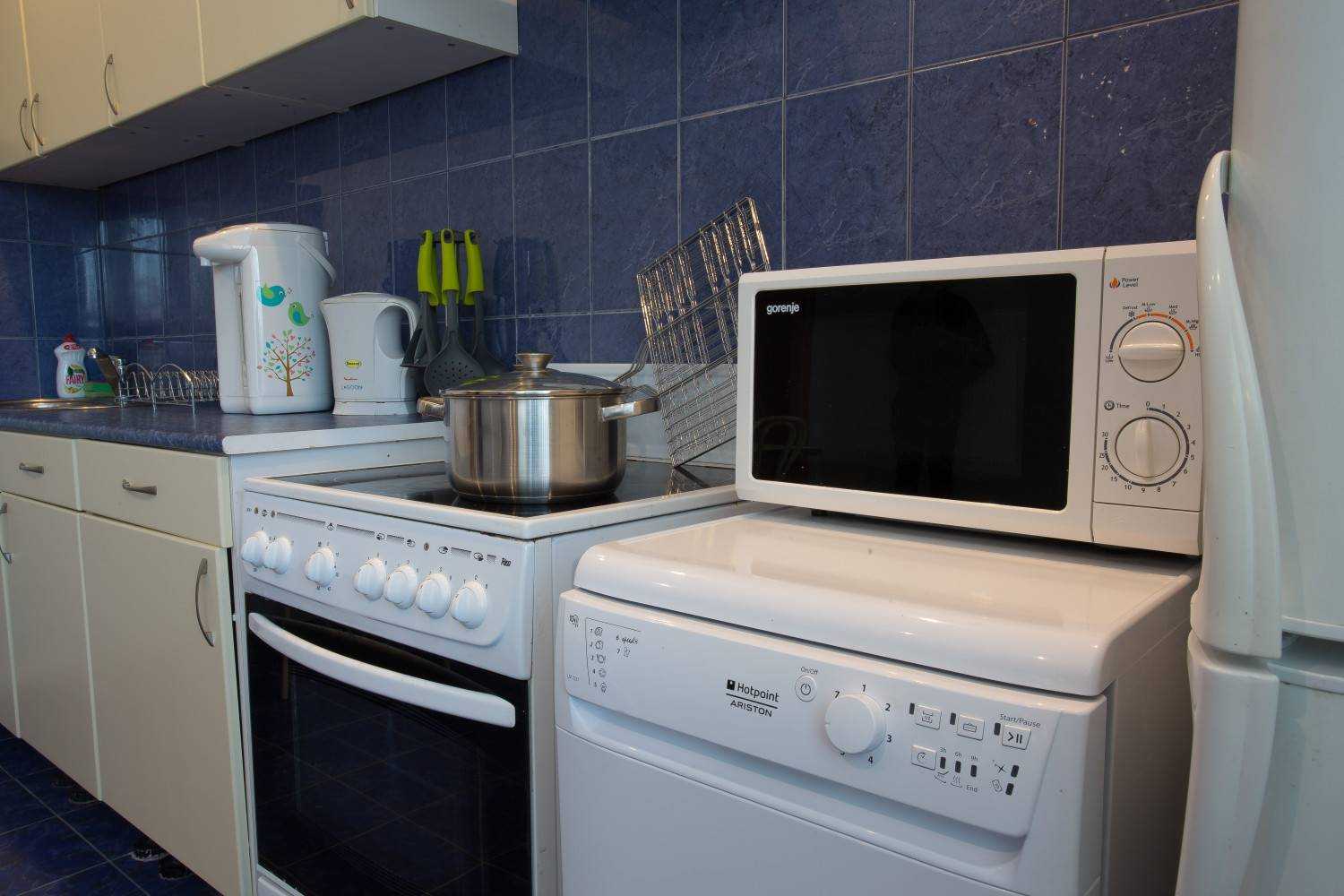 Можно ли ставить микроволновку на холодильник: морозильную камеру, печь, рядом, отзывы, почему нельзя сверху, микрофон в помещениях
