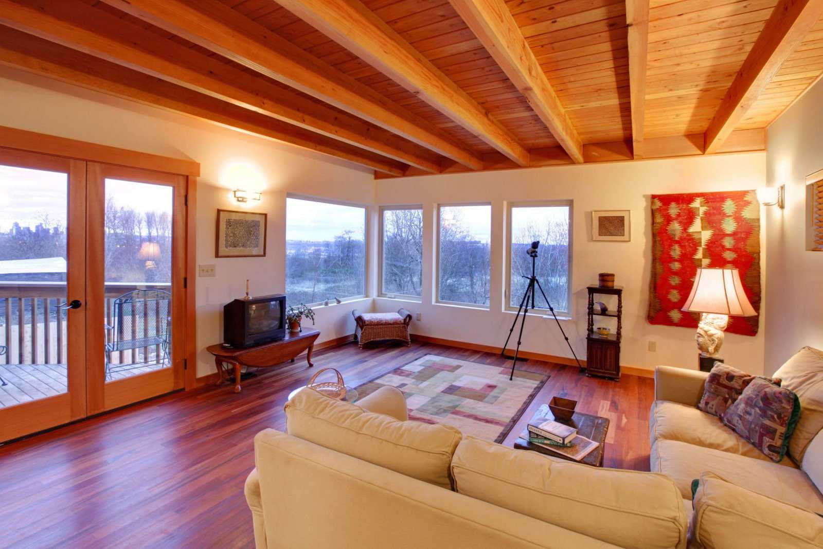Красивые деревянные потолки — 25 примеров интерьера