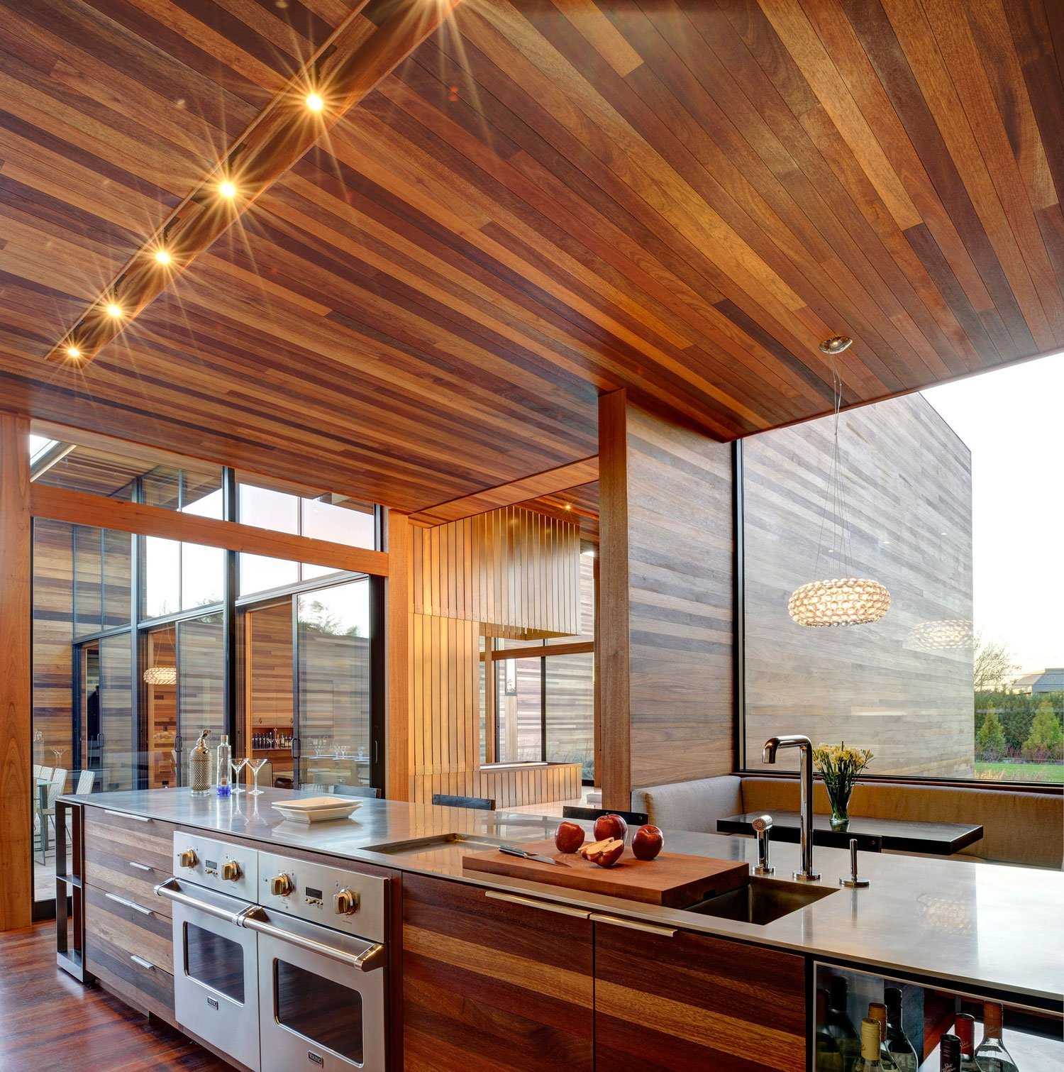 Какой потолок лучше сделать: доски, отделка деревом в квартире современная и фото