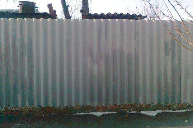 Забор из шифера своими руками волнового и плоского: как сделать и покрасить старую волнистую ограду, фото, видео