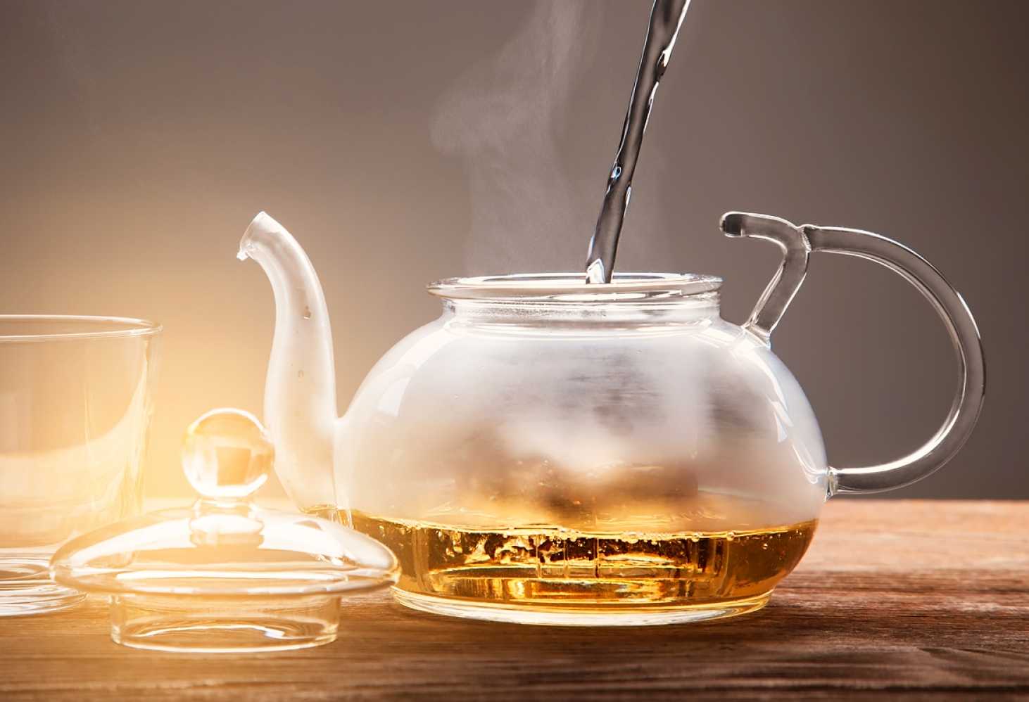 Налей воды в чай. Чай в чайнике. Заварник для чая. Чайники заварники. Чайник с чаем.