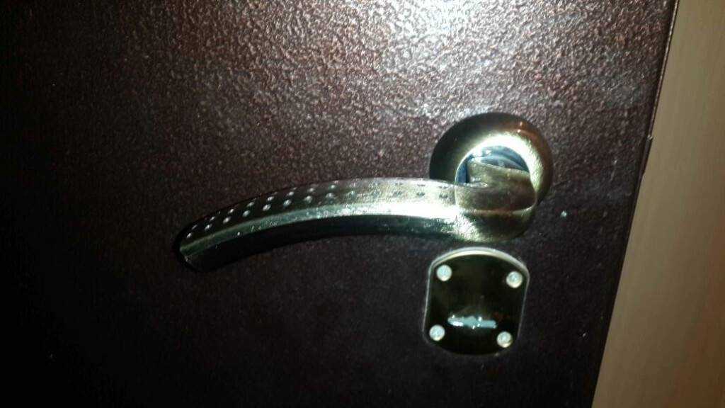 Как заменить ручку на входной металлической двери - lockservice.pro
