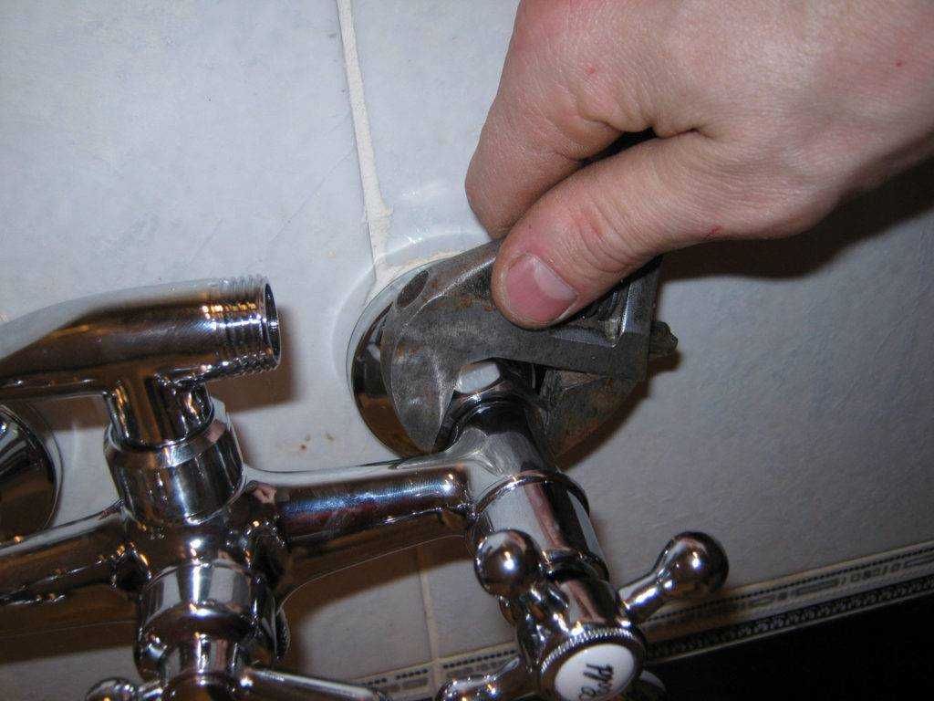 Правильная установка смесителя в ванной: как закрепить его своими руками