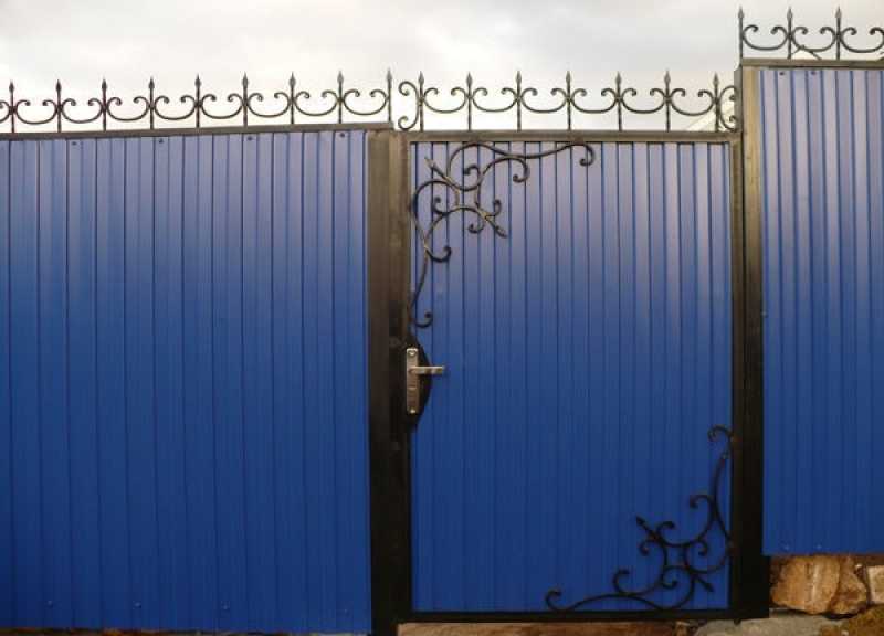 Забор частного дома, кроме охранной функции территории, имеет и эстетическую сторону Дизайн заборов из профнастила частных домов разнообразен и неповторим