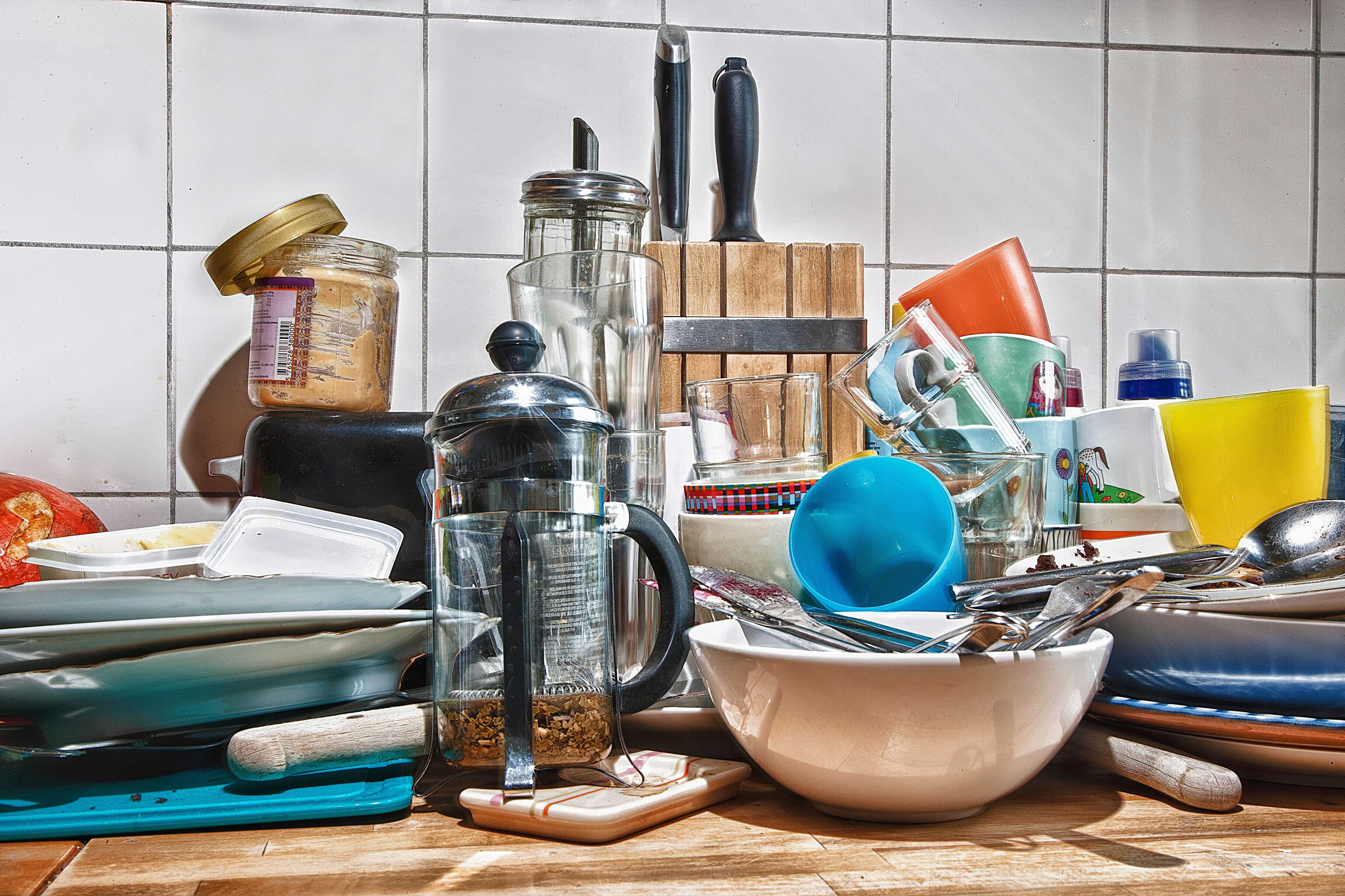 Видеть грязную посуду. Грязная посуда на кухне. Лишняя посуда на кухне. Беспорядок на кухне. Вещи для кухни.