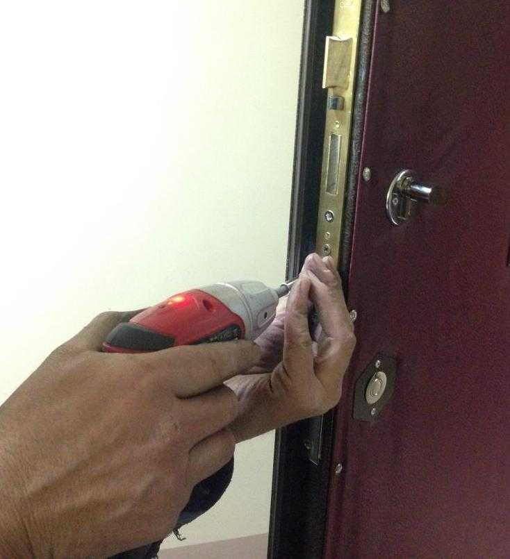 Установка замка на входную дверь: пошаговая инструкция с видео