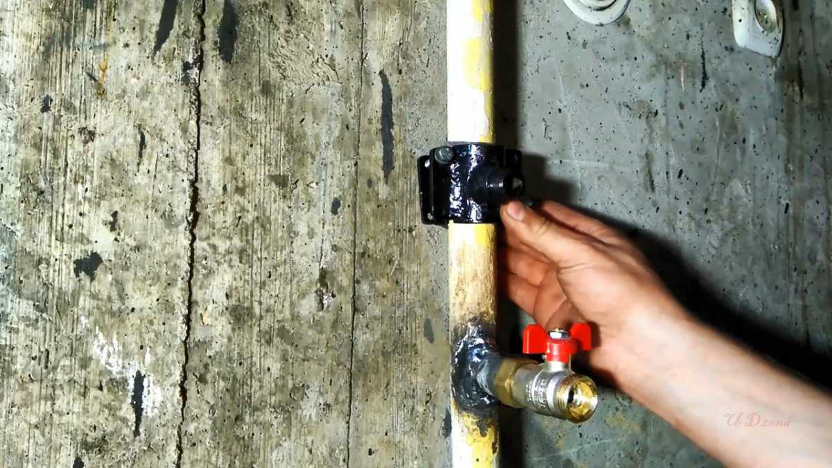 Как врезаться в водопроводную трубу без сварки под давлением?