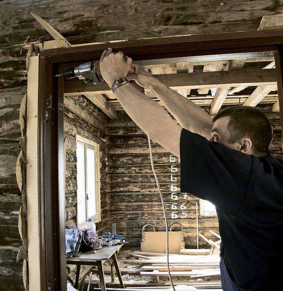 Установить дверь в деревянный дом