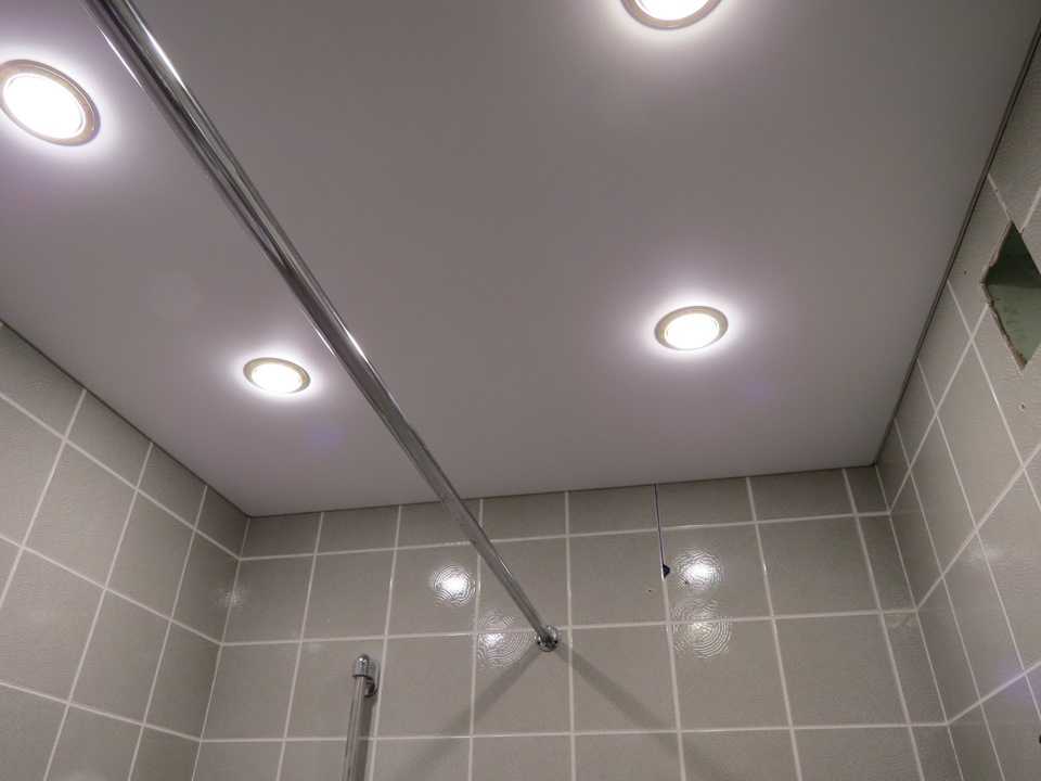 Важной составляющей уюта в ванной комнате является правильно подобранный свет, который подчеркнёт одни элементы интерьера и оставит в тени другие Поэтому