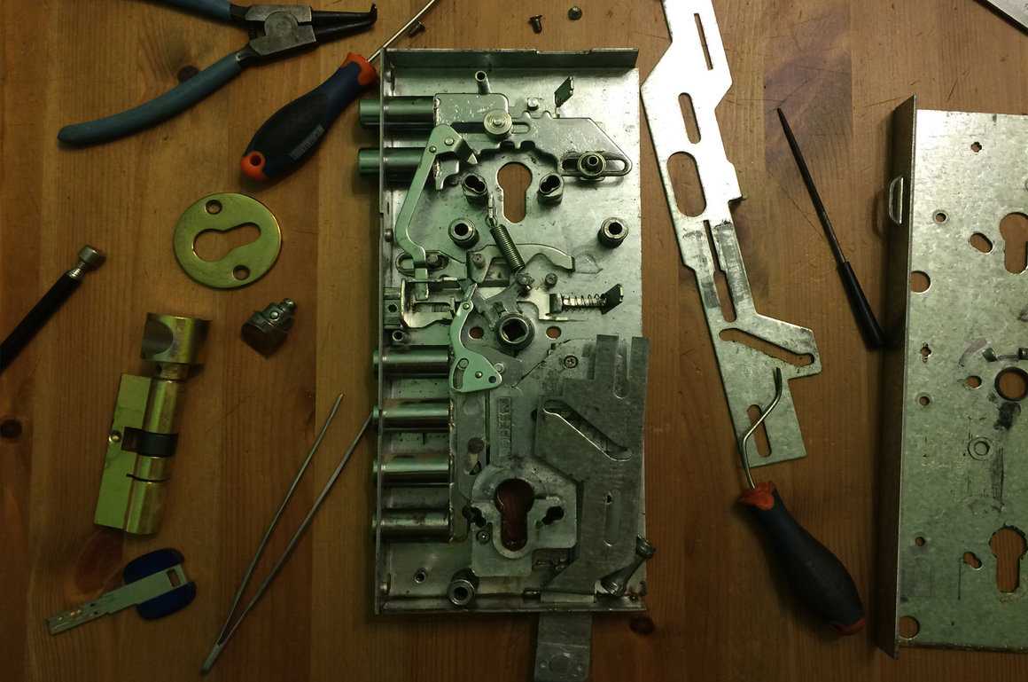 Ремонт дверного замка металлической двери - 4 случая когда можно отремонтировать самостоятельно.