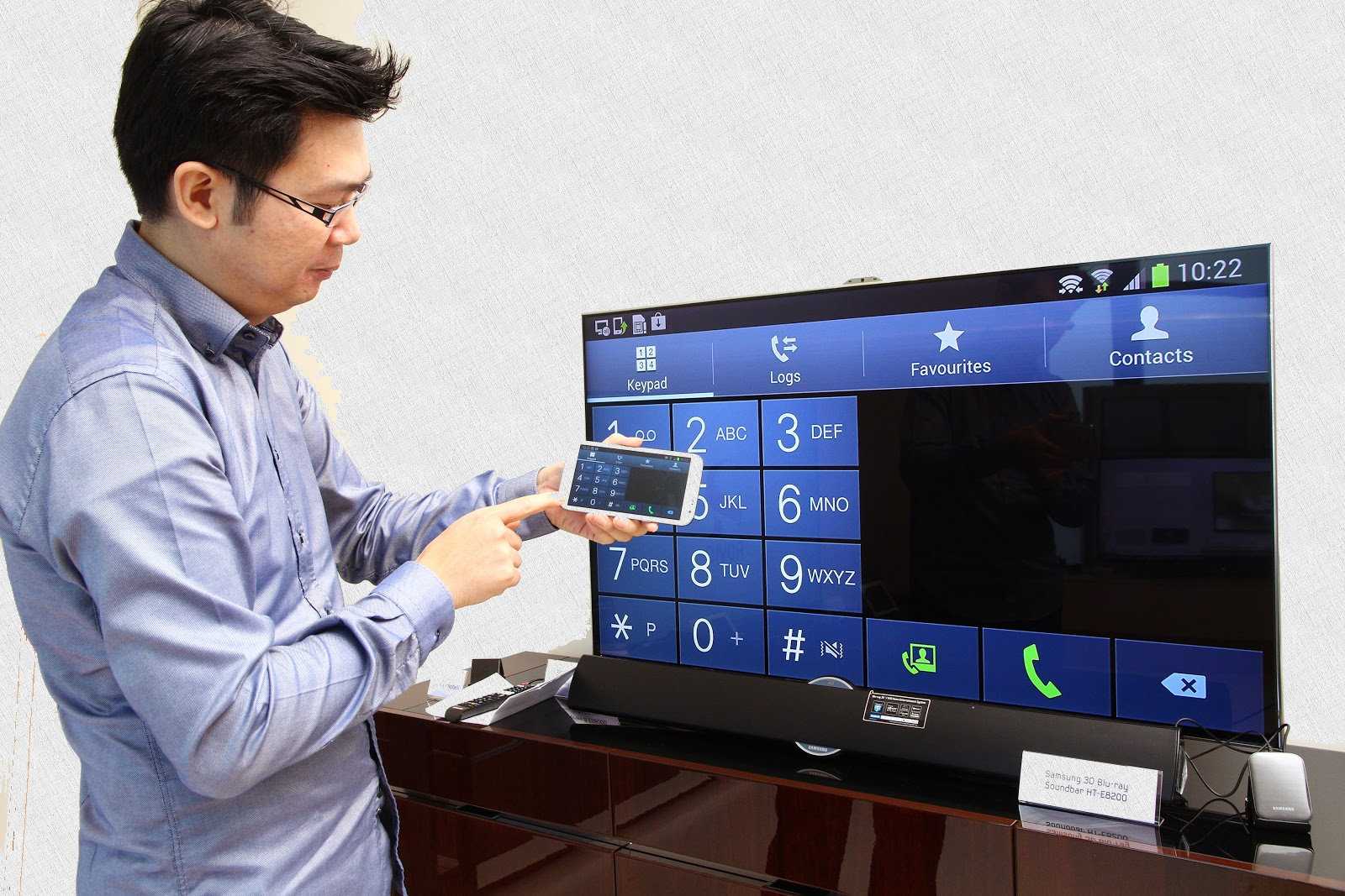 С часами управлять телевизором. Телевизор Samsung Screen Mirroring. Телефон с телевизором. Телевизор через смартфон. Аппарат для телевизора.