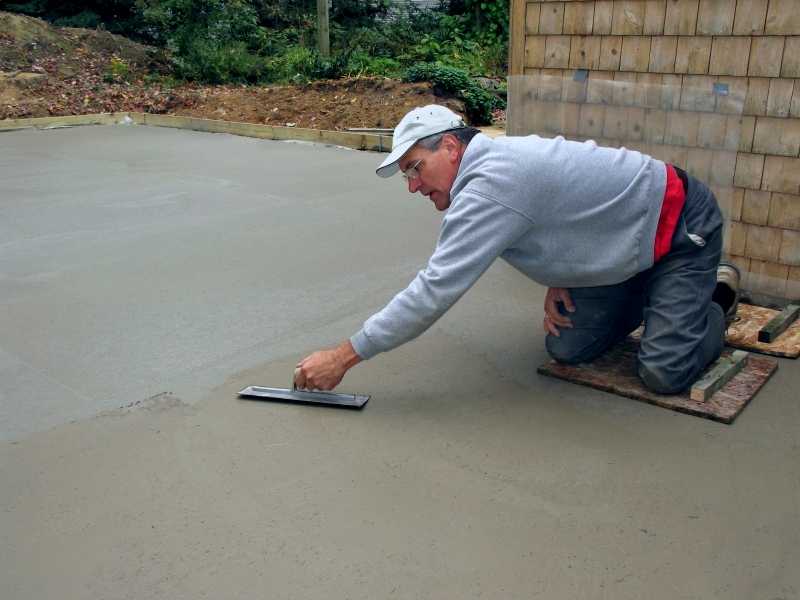 Бюджетным способом упрочнения поверхностных слоев бетона является железнение стяжки цементом, специальными растворами или жидким стеклом Эти материалы либо