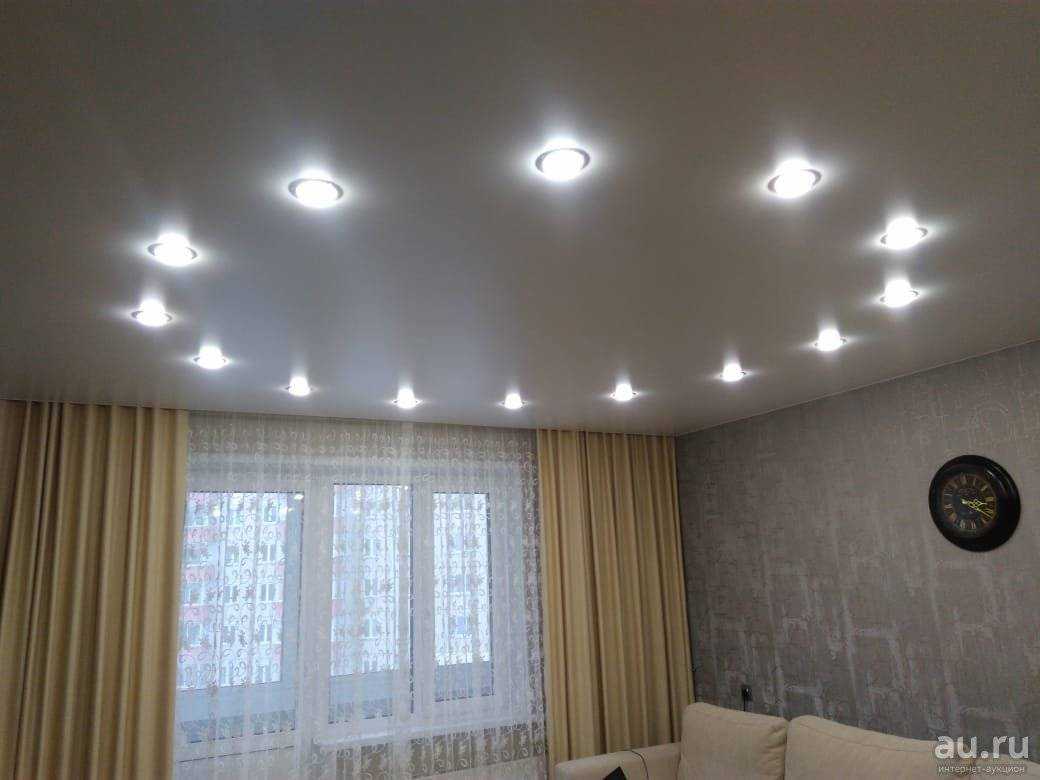 варианты освещения для натяжных потолков в зале