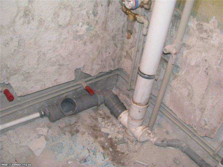 Меняем трубы водопровода и канализации в ванной