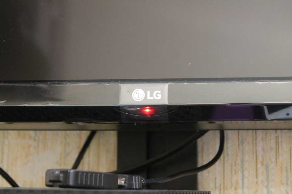 Почему телевизор не переключает. Телевизоры лж кнопка включения. Самсунг с красной кнопкой снизу монитор. Индикатор включения для телевизора LG. Индикатор на телевизоре LG.