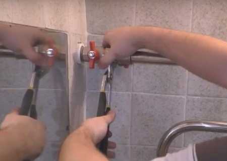Как правильно выполнить крепление полотенцесушителя к стене в ванной Какие бывают полотенцесушители, устройство кронштейна виды креплений
