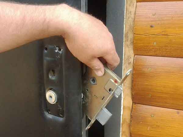 Установка замка в входную железную дверь: как поставить механизм самостоятельно