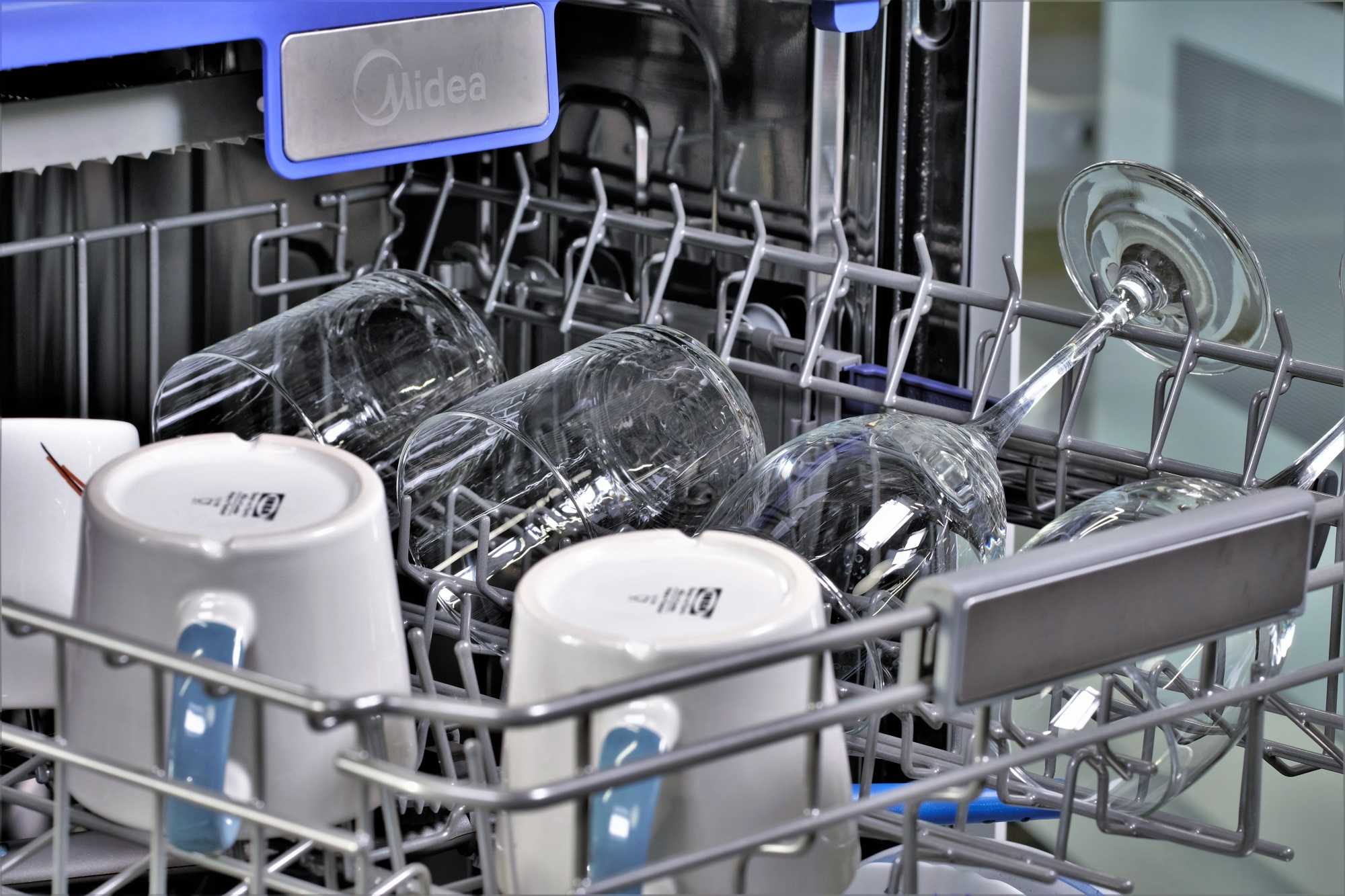 Как загружать посуду в посудомоечную машину и правильно ее мыть?