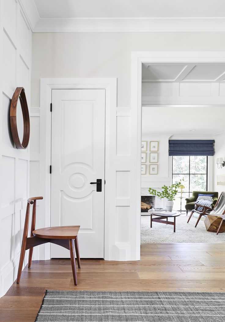 Белые двери в интерьере: 75 фото идей дизайна