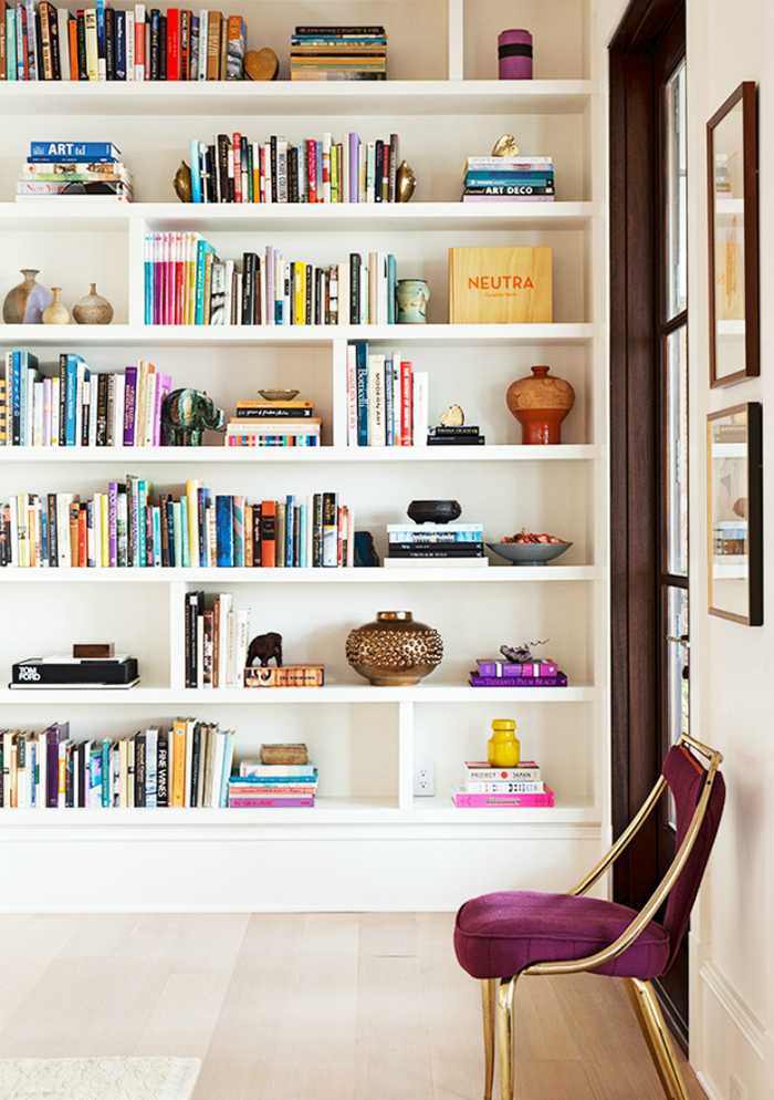Лучшими комнатами для домашней библиотеки, безусловно, является гостиная комната или рабочий кабинет При этом важно также красиво разместить книги на полках Как это правильно сделать, расскажем в этой статье