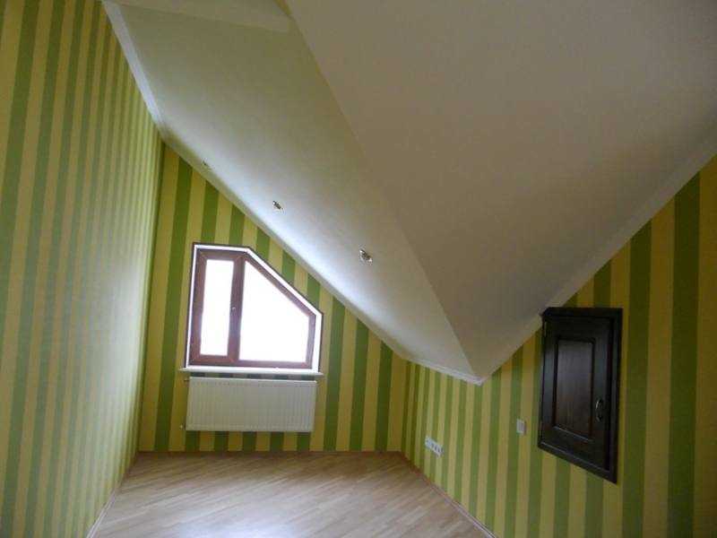 Потолок мансарды (43 фото): обшивка гипсокартоном и выбор потолочного плинтуса