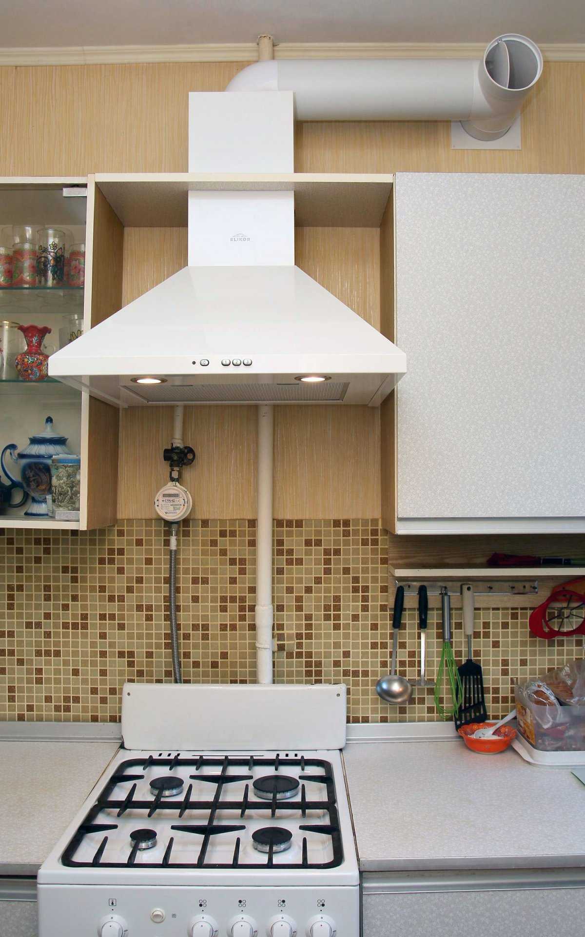 Как установить вытяжку на кухне над газовой плитой своими руками?