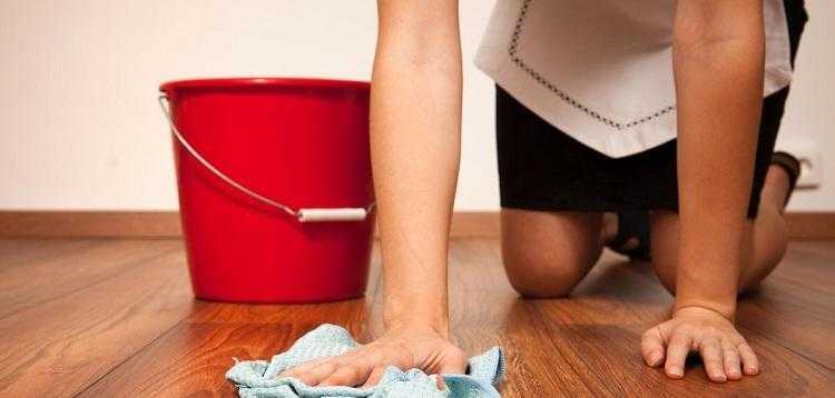 Почему нельзя мыть полы полотенцем: приметы и научное объяснение