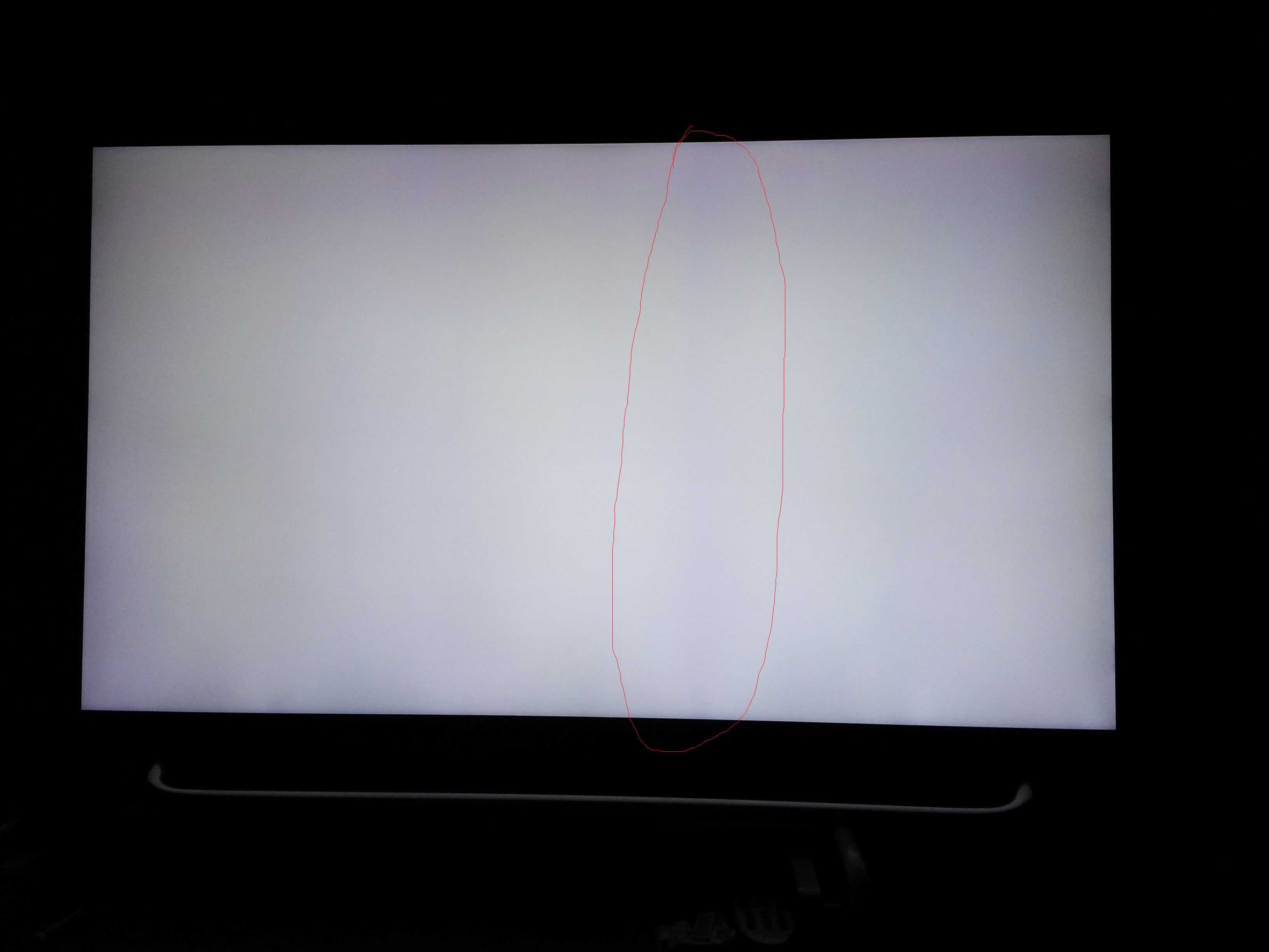 Почему светлеет экран. Тёмные пятна на экране телевизора LG. Тёмные пятна на экране телевизора Samsung. Пятна на ЖК экране. Тёмное пятно на экране ЖК телевизора.
