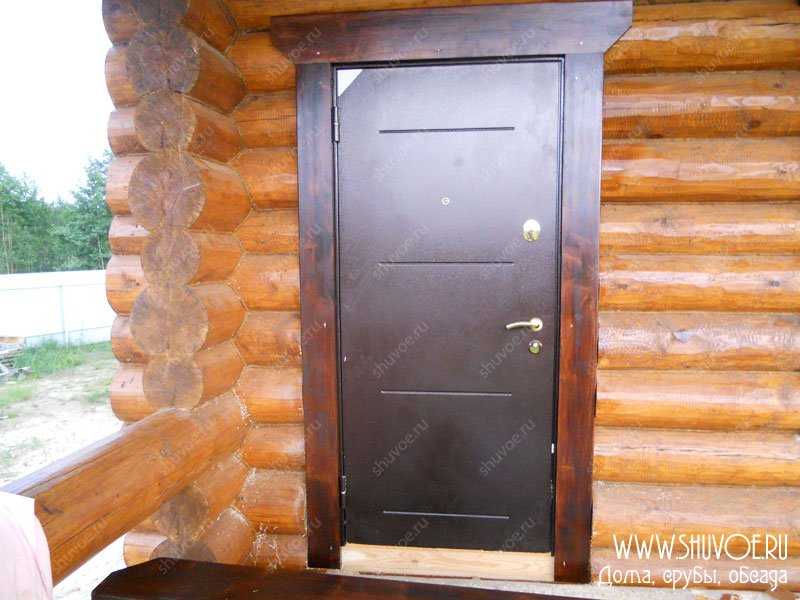 Установить дверь в деревянный дом. Металлическая дверь в срубе. Входная дверь в сруб. Входная металлическая дверь в деревянном доме. Входная железная дверь в срубе.