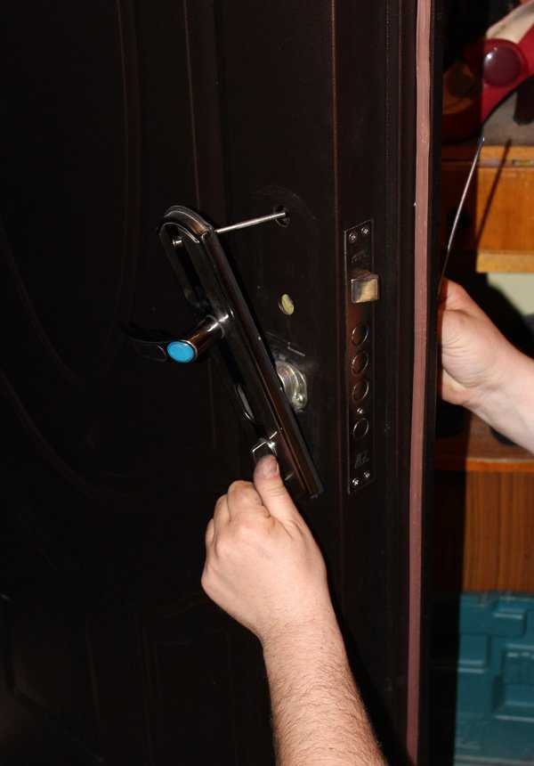 Как снять дверную ручку самому: принципы демонтажа изделий