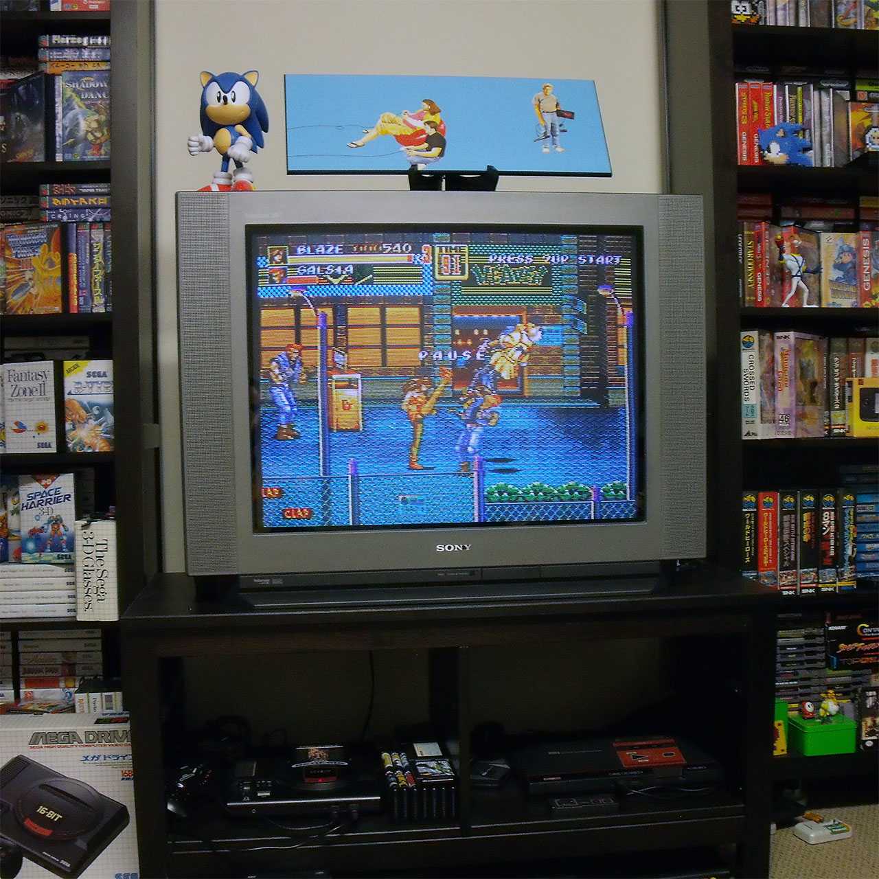 Денди к современному телевизору. Sega Genesis приставка телевизор. Сега 32 бит с телевизором. Приставка игровая сега мега драйв к телевизору. Старый телевизор с Sega Mega Drive.