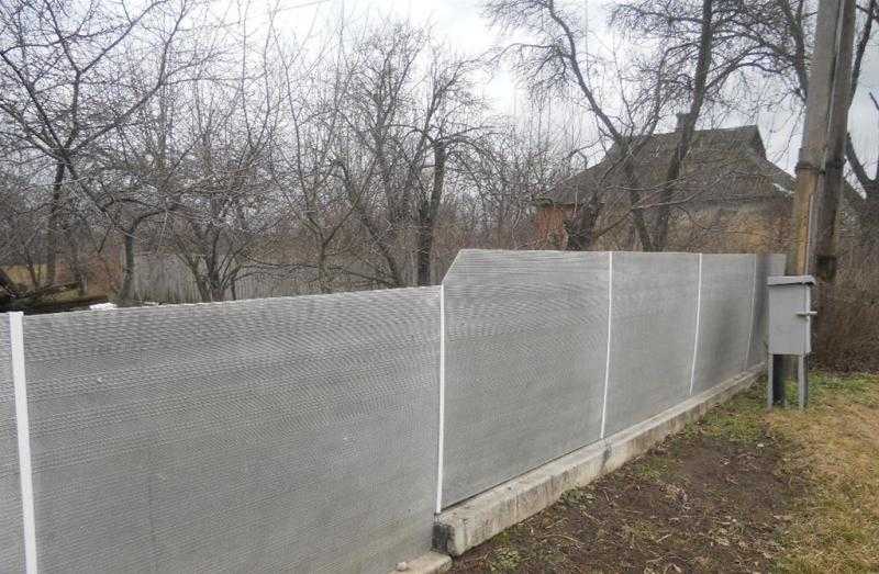 Забор из шифера – варианты с плоскими, волновыми и цветными листами, фото готовых ограждений