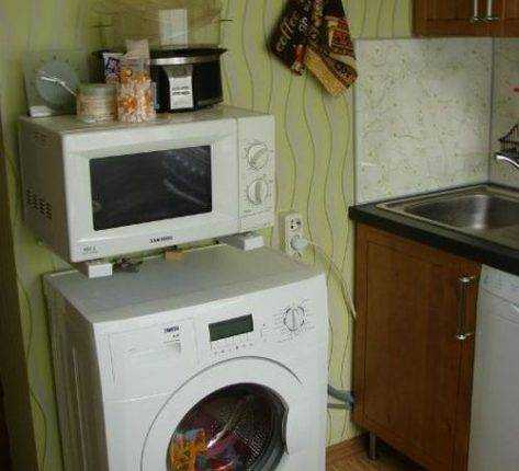 Если нет места на кухне, установите микроволновку на стиральную машину Только обязательно соблюдайте правиоа соседства техники Фото вариантов установки