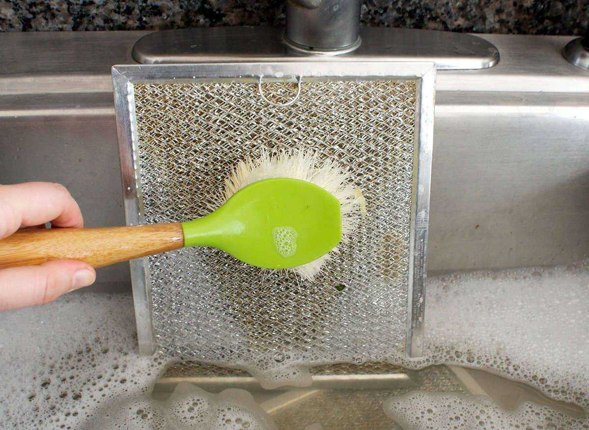 Как очистить вытяжку на кухне от жира и копоти в домашних условиях народными средствами