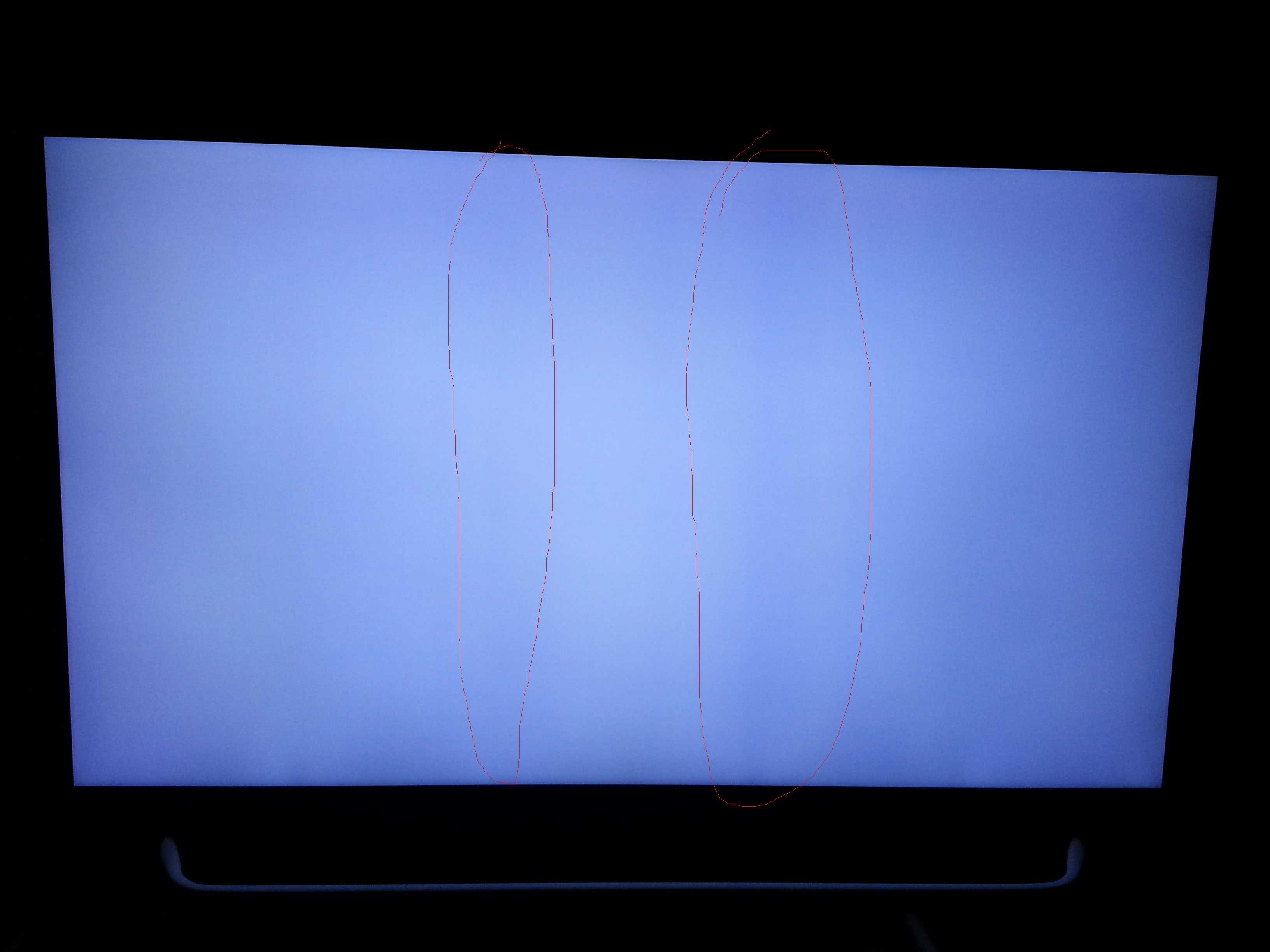 Пятна на телевизоре как убрать. Бандинг на телевизоре Samsung. Тёмный экран на телевизоре самсунг. Светлая вертикальная полоса на экране ЖК телевизора. Чёрная полоса на экране телевизора.