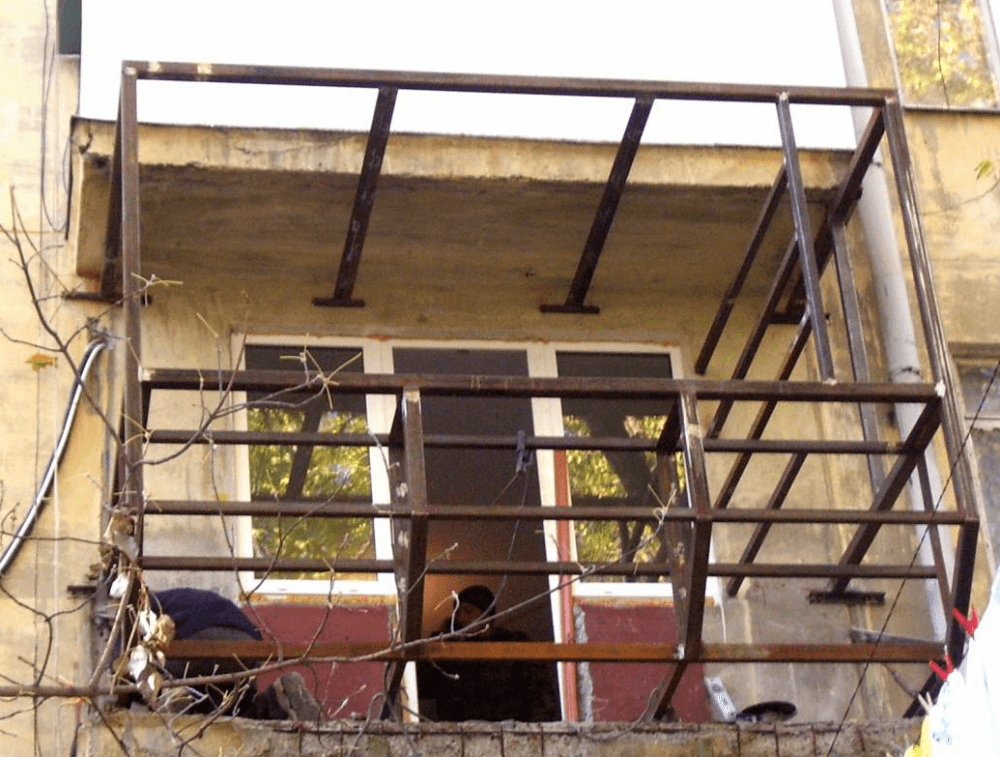 Самодельные балконы. Каркас балкона. Металлический каркас балкона. Каркас балкона с выносом. Расширение балкона.